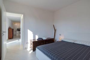 una camera con letto blu e tavolo in legno di Apt in centro storico a due passi dal lago a Cernobbio