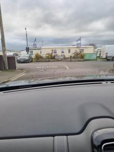 - une vue sur un parking depuis le haut d'une voiture dans l'établissement Caravan L16, à Mablethorpe