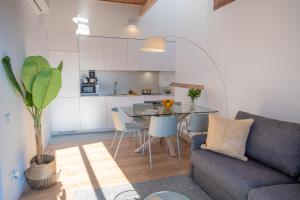 un soggiorno con divano e tavolo di Feelathome Stadium Apartments a Hospitalet de Llobregat