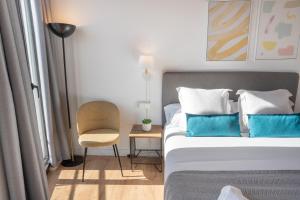 Postel nebo postele na pokoji v ubytování Feelathome Stadium Apartments + 37 fotografií