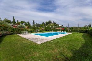 a swimming pool in the middle of a yard at Villa Tullia in Padenghe sul Garda