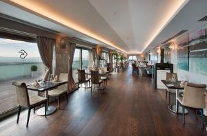 En restaurant eller et spisested på Dedeman Bostanci Istanbul Hotel & Convention Center