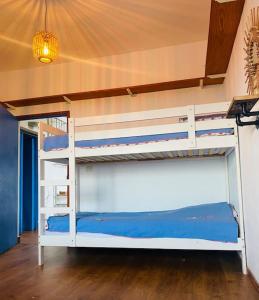 - une chambre avec des lits superposés et des draps bleus dans l'établissement Tortuga blue house in banana plantation, à Arucas