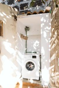 bagno con lavatrice in camera di Tortuga blue house in banana plantation ad Arucas