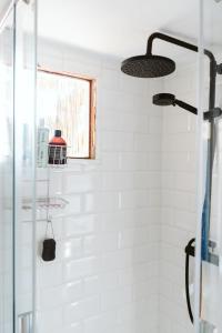 La salle de bains est pourvue d'une douche avec du carrelage blanc du métro. dans l'établissement Tortuga blue house in banana plantation, à Arucas