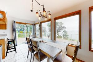 comedor con mesa y algunas ventanas en Camano Waterfront Delight, en Saratoga Shores 11 fotos más