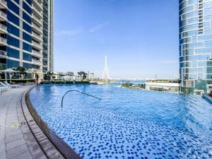 Bazén v ubytování Bright and Splendid 1BR with Marina View nebo v jeho okolí