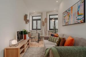 un soggiorno con un divano e un tavolo di Swimming Pool Luxury House, with AC Downtown Porto a Porto
