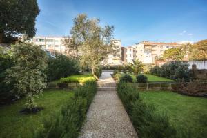un giardino in una città con edifici sullo sfondo di Swimming Pool Luxury House, with AC Downtown Porto a Porto