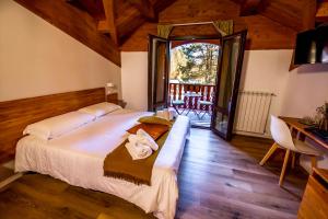 1 dormitorio con 1 cama grande y balcón en Parco Hotel Granaro en Sorbo San Basile