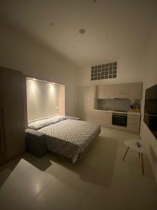 1 dormitorio pequeño con 1 cama y cocina en Casa Don Saro, en Giardini Naxos