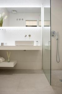 哈恩的住宿－Precioso apartamento en Jaén a 70 m de la Catedral，一间带水槽和淋浴的浴室