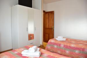 a bedroom with two beds with towels on them at CASA RAICHU in Obanos