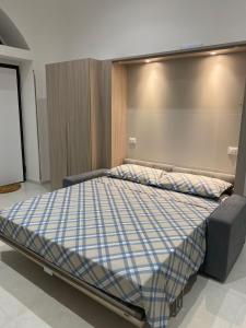 uma cama grande num quarto com uma estratégia de mediatização em Casa Don Saro em Giardini Naxos