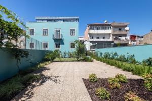 un cortile vuoto di un edificio con una parete blu di Oporto Swimming Pool House a Porto