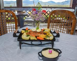 uma mesa com uma bandeja de comida numa mesa em Casarão Alpina em Mucugê