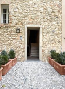 - l'entrée d'un bâtiment avec un mur en pierre dans l'établissement Casa Perazzolo, à Montecchia di Crosara