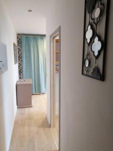 a hallway with a hallway leading to a room at Le Courlis, à deux minutes de la plage in Hauteville-sur-Mer