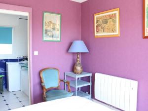 ラ・ボールにあるAppartement La Baule, 2 pièces, 4 personnes - FR-1-245-28の紫の壁のベッドルーム(椅子、ランプ付)