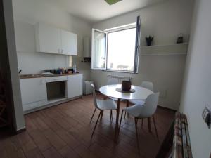 cocina y mesa y sillas en una habitación en Marina Apartment, en Catanzaro