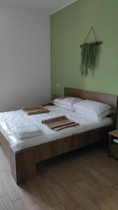 un letto in una camera con 2 materassini sopra di Marina Apartment a Catanzaro