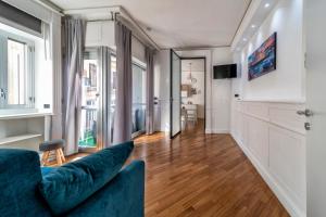 un salon avec un canapé et une table dans l'établissement Dante 138 Class rooms & apartments, à Bari