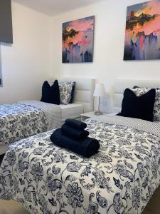 dwa łóżka w pokoju z dwoma łóżkami w obiekcie Rociaga 35 Apartment 8, 100 meters to sea front w Puerto del Carmen