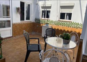 patio con mesa y sillas en el balcón en Apartamento Rural Prado del Rey en Prado del Rey