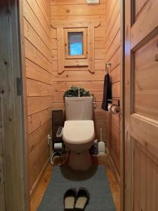ein Badezimmer mit WC in einer Holzhütte in der Unterkunft 919KOBE ARIMA in Kōbe