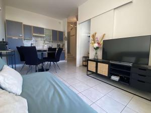 sypialnia z dużym telewizorem z płaskim ekranem w pokoju w obiekcie Appartement 2 pièces avec balcon, piscine, proche plage à Dolus-d'Oléron - 4 couchages - FR-1-246A-182 w mieście Dolus d'Oléron