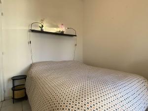 Łóżko lub łóżka w pokoju w obiekcie Appartement 2 pièces avec balcon, piscine, proche plage à Dolus-d'Oléron - 4 couchages - FR-1-246A-182