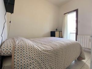 sypialnia z łóżkiem z kołdrą w obiekcie Appartement 2 pièces avec balcon, piscine, proche plage à Dolus-d'Oléron - 4 couchages - FR-1-246A-182 w mieście Dolus d'Oléron
