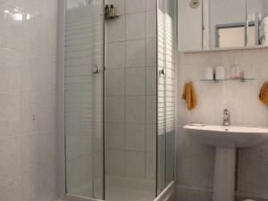 łazienka z prysznicem i umywalką w obiekcie Appartement 2 pièces avec balcon, piscine, proche plage à Dolus-d'Oléron - 4 couchages - FR-1-246A-182 w mieście Dolus d'Oléron
