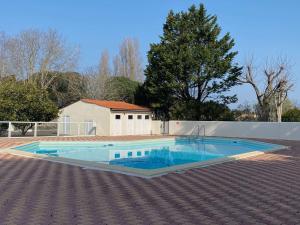 Basen w obiekcie Appartement 2 pièces avec balcon, piscine, proche plage à Dolus-d'Oléron - 4 couchages - FR-1-246A-182 lub w pobliżu