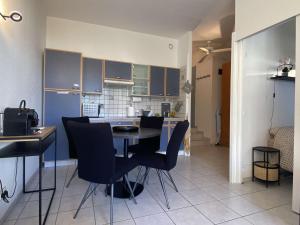 Kuchnia lub aneks kuchenny w obiekcie Appartement 2 pièces avec balcon, piscine, proche plage à Dolus-d'Oléron - 4 couchages - FR-1-246A-182