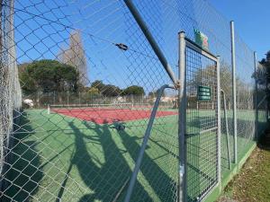 Tenis lub squash w obiekcie Appartement 2 pièces avec balcon, piscine, proche plage à Dolus-d'Oléron - 4 couchages - FR-1-246A-182 lub w pobliżu
