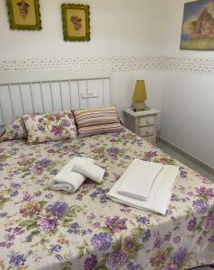 プラド・デル・レイにあるApartamento Rural Prado del Reyのベッドルーム1室(タオル付)