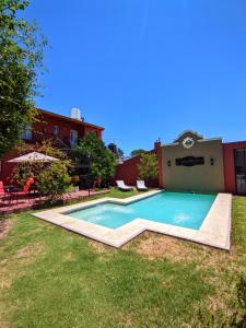 una piscina en el patio de una casa en La Caballeriza Alojamiento Alta Gracia en Alta Gracia