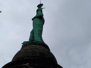 la estatua de la libertad desde la cima de un edificio en Ferienwohnung Hiddesen en Detmold