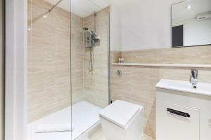 y baño con ducha, aseo y lavamanos. en The Waltham Forest Escape - Adorable 2BDR Flat en Londres
