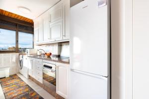 Kuchyňa alebo kuchynka v ubytovaní La Nogalera - Sea view apartment in the heart of Torremolinos
