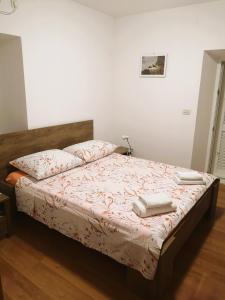 een slaapkamer met een bed met twee handdoeken erop bij Laguna Apartment in Mlini
