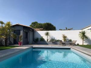 Бассейн в Maison M, chambre privée accès jardin piscine et jacuzzi près de La Rochelle или поблизости