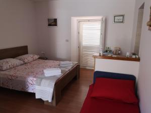 Habitación pequeña con cama y ventana en Laguna Apartment, en Mlini