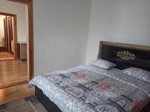 een slaapkamer met een bed met een quilt bij Апартаменти 15 хв від жд вокзалу in Lviv
