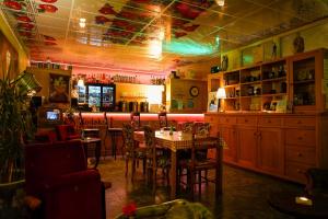 een eetkamer met een tafel en een bar bij La Boutique Fotoon in Blesle