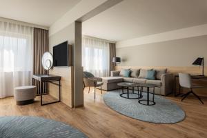 Televiisor ja/või meelelahutuskeskus majutusasutuses Basel Marriott Hotel