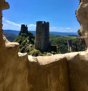 uitzicht op de ruïnes van een kasteel bij 4 star CABARET Lastours 4 Châteaux amazing Cathar landmark Private luxury 4 Star air conditioned Terrasse with views in Lastours