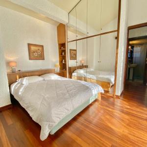 A bed or beds in a room at Villa Naya by the Beach