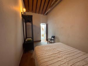 サンタ・ルシアにあるLa Casa de Tirajana free wifi 600 mbのベッドルーム1室(ベッド1台、鏡、椅子付)